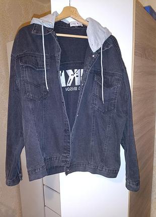 Куртка джинсовая оверсайз унисекс размера xl темно-серого цвета с капюшоном