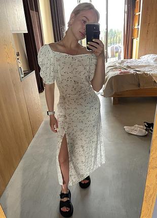 Літня сукня з відкритими плечима та розрізом по правій нозі і в