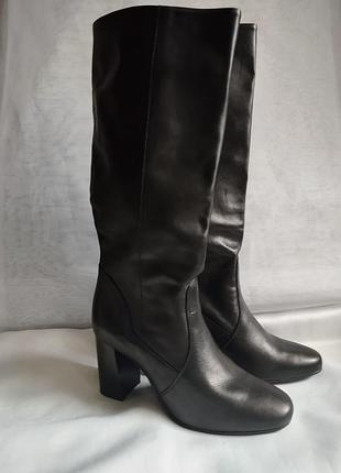 Высокие кожаные сапоги с широким голенищем