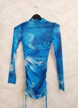 Платье из сеточки, сбоку с затяжками, поэтому длина регулируются.