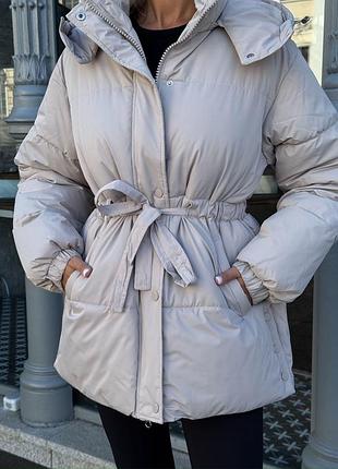 Демісезонна жіноча куртка  курточка з поясом світло-бежева з капюшоном та кишенями  нижче сідниць  на поясі з плащівки та утеплювачем