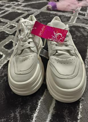 Кроссовки женские