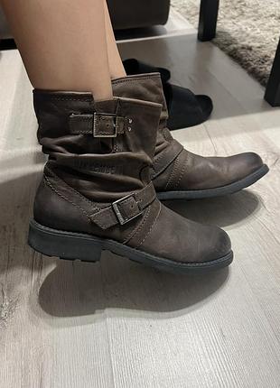 Шкіряні чоботи