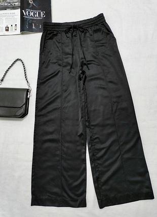 Широкие брюки на шнуровке