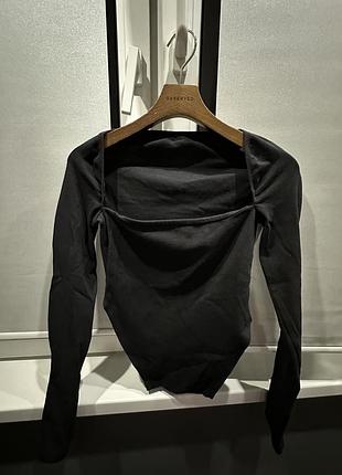 Чорний лонгслів з вирізом