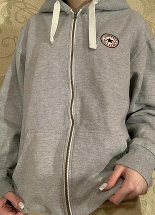 Зіпка унісекс, конверс сірого кольору з капюшоном.