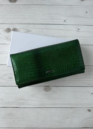 Кошелек кожаный лаковый женский зеленый
