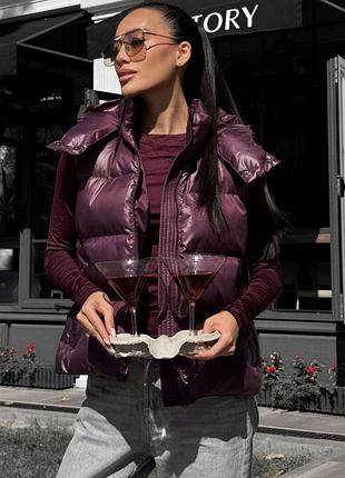 Теплый жилет с капюшоном на биопухую марсала, женская жилетка безрукавка на осень, жилет на пуху, кулл