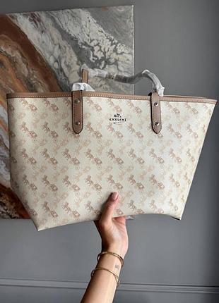 Сумка coach field tote with horse and carriage print