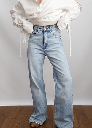 Широкие голубые джинсы