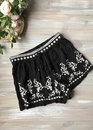 Чорні шорти з вишивкою