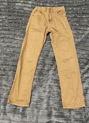Брюки на хлопчика світло коричневі.