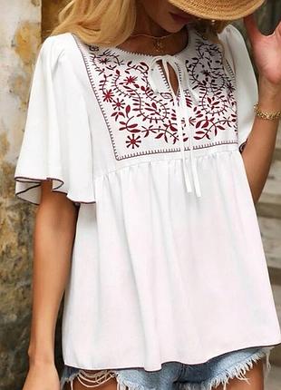 Жіноча вишукана біла блуза вільного крою з малюнком «вишивкою»