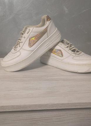 Кроссовки известного бренда