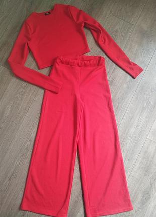 Костюм рубчик 
состояние красивое, на брюках есть небольшие затяжки указано на последнем фото