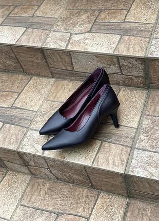 Классические женские туфли из натуральной кожи на невысокой шпильке