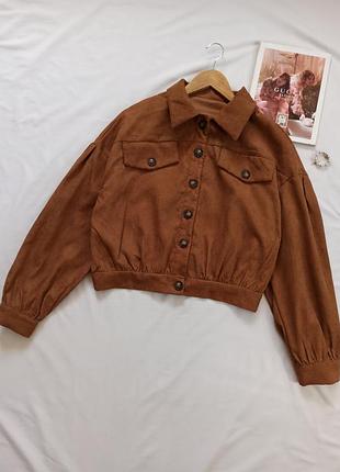 Трендова коричнева куртка під вельвет з об'ємними рукавами