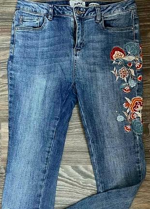Джинсы скинни с вышивкой
