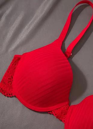 Бюстгальтери червоного і чорного кольору