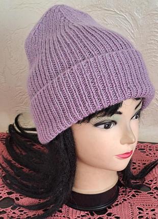 Шапочка с отворотом сиреневого цвета
