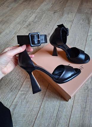 Новые босоножки, 37 размер натуральная кожа