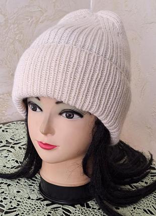 Теплая шапочка с красивой макушкой белого цвета