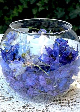 Скляний прозорий підсвічник з пелюстками синіх квітів