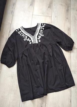 Платье с вышивкой