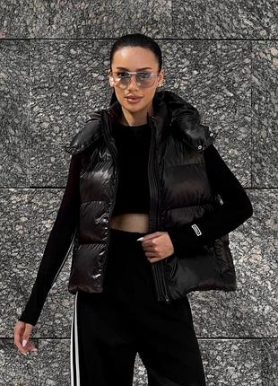 Жилет женский из плащевки утепленный, со съемным капюшоном, черный