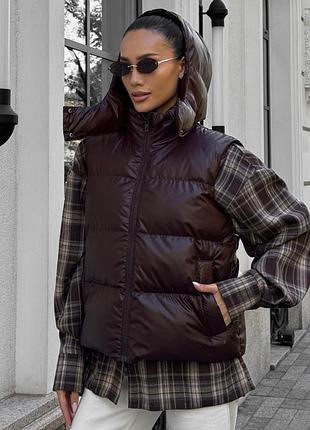 Жилет женский из плащевки утепленный, со съемным капюшоном, шоколадный