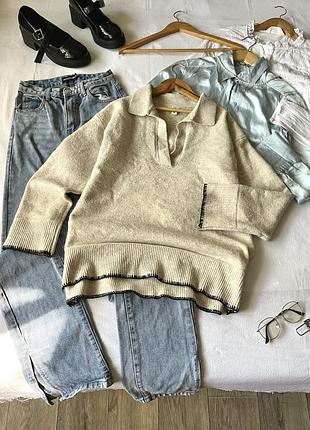 Подовжений бежевий светр з коміром та розрізами оверсайз