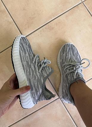 Кросівки сірі