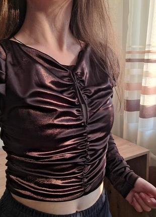 Шоколадний лонгслів з блискучої тканини