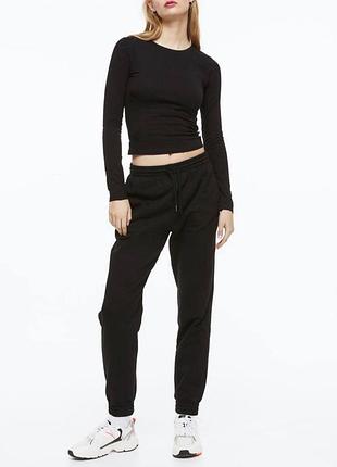 Чорний укорочений лонгслів h&m, l 3