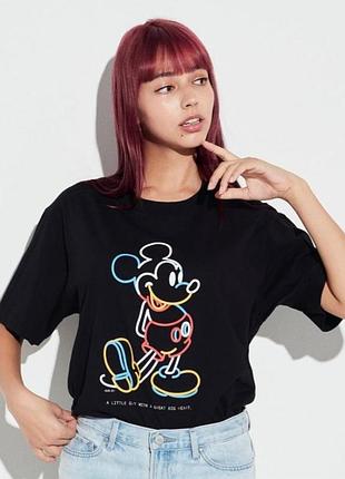 Uniqlo mickey stands ut