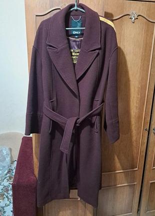 Пальто бордового крльору