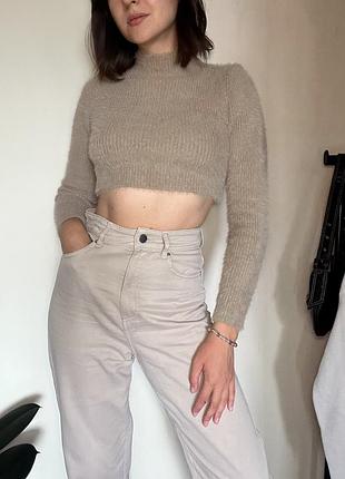 Пухнастий укорочений светр