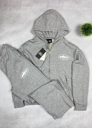 Мужской спортивный костюм