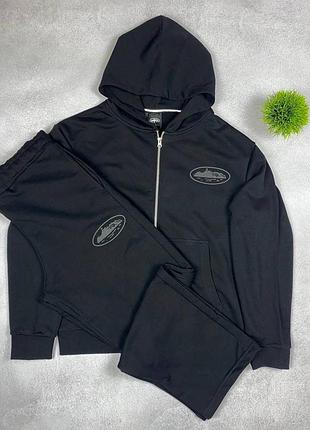 Мужской спортивный костюм