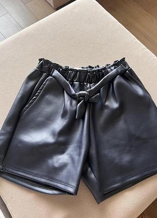 Продам шорти зі штучноі шкіри,11-12 років,стан ідеальний