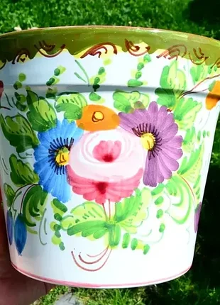 Хорошее, достаточно большое кашпо для цветов!