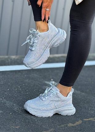 Женские кроссовки