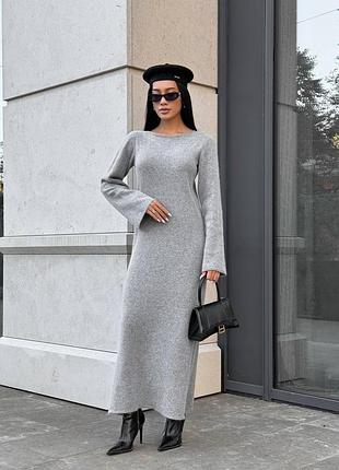 Теплое вязанное платье с рукавом ангора