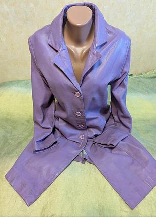 Кожаный плащ сиреневого цвета