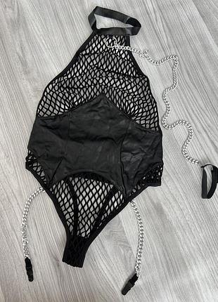 Еротичне боді-сітка з вставками еко-шкіри, підтяжками та повідком
