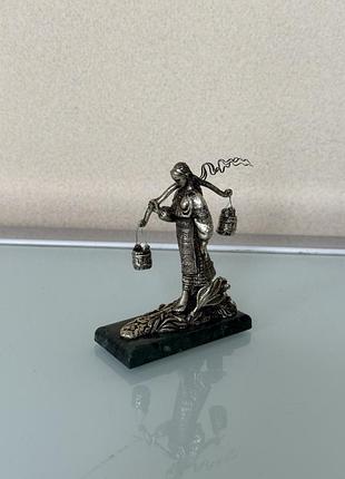 Дівчина з відрами срібло, серебро несе галя воду олег парщин