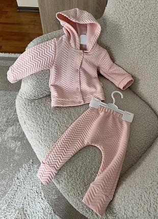 Дитячий костюмчик стьоганий рожевий зручна кофтинка з капюшоном на кнопках та брючки 6-9 місяців на дівчинку