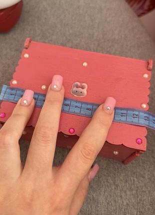 Деревʼяна скринька рожева