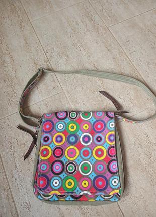 Ярка сумочка на плече