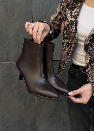 Шоколадні коричневі шкіряні ботильони з гострим носком на шпильці середньої висоти